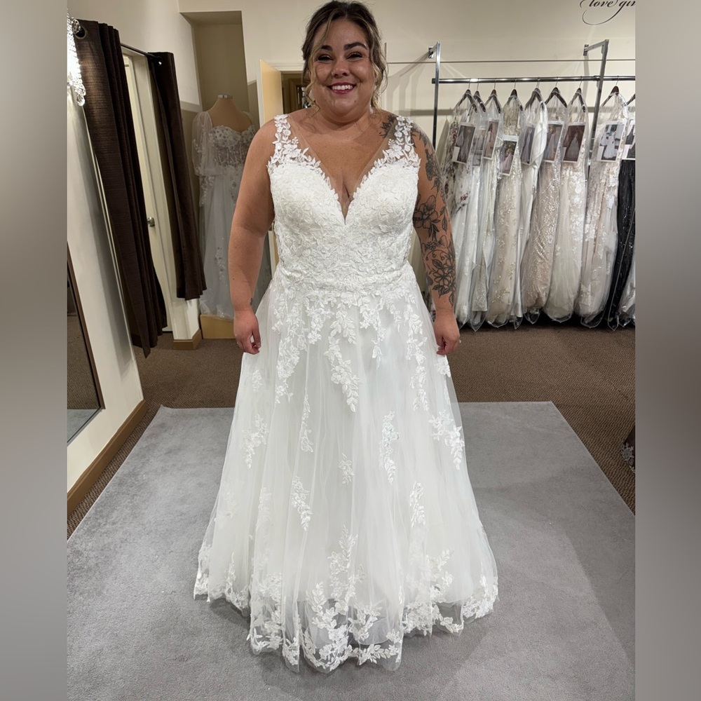 NWT Allure Wedding dress, size 22!!